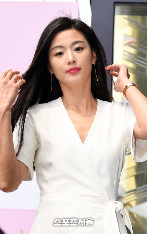  នាងJun Ji Hyun 