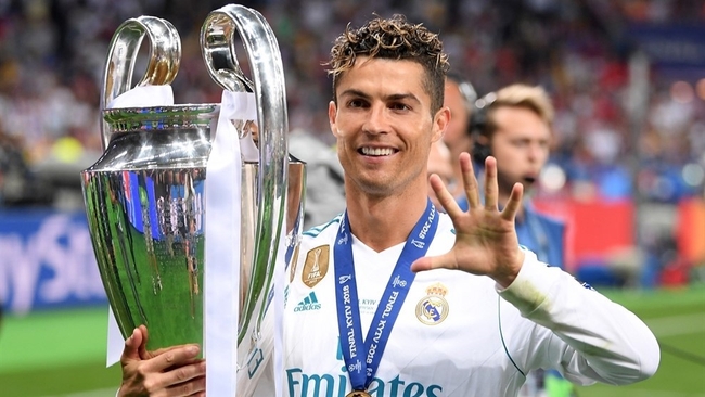 Ronaldo ជាមួយពាន&nbsp; UEFA Champions League