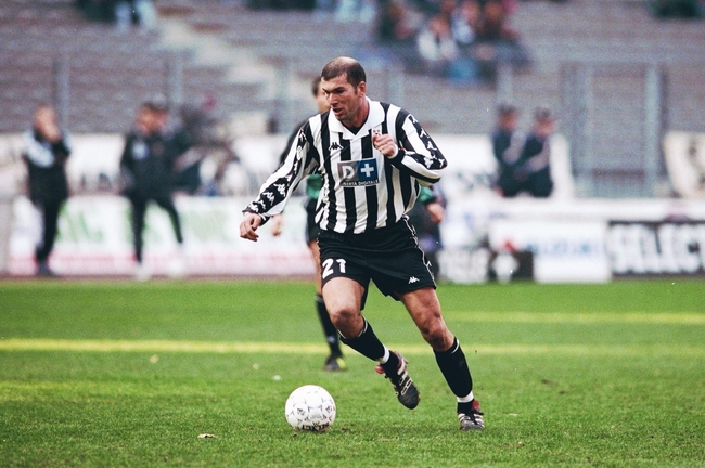 លោក Zinedine Zidane កាលនៅជាកីឡាករ និងលេងនៅក្លិប Juventus