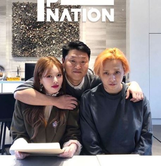 HyunA និង E'Dawn ជាមួយតារាចម្រៀងប្រុស​ Psy ម្ចាស់ផលិតកម្ម P Nation
