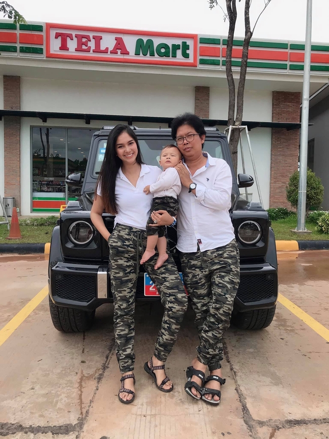 នៅ សូនីតា និងក្រុមគ្រួសារ