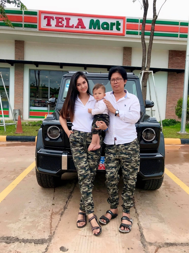 នៅ សូនីតា និងក្រុមគ្រួសារ