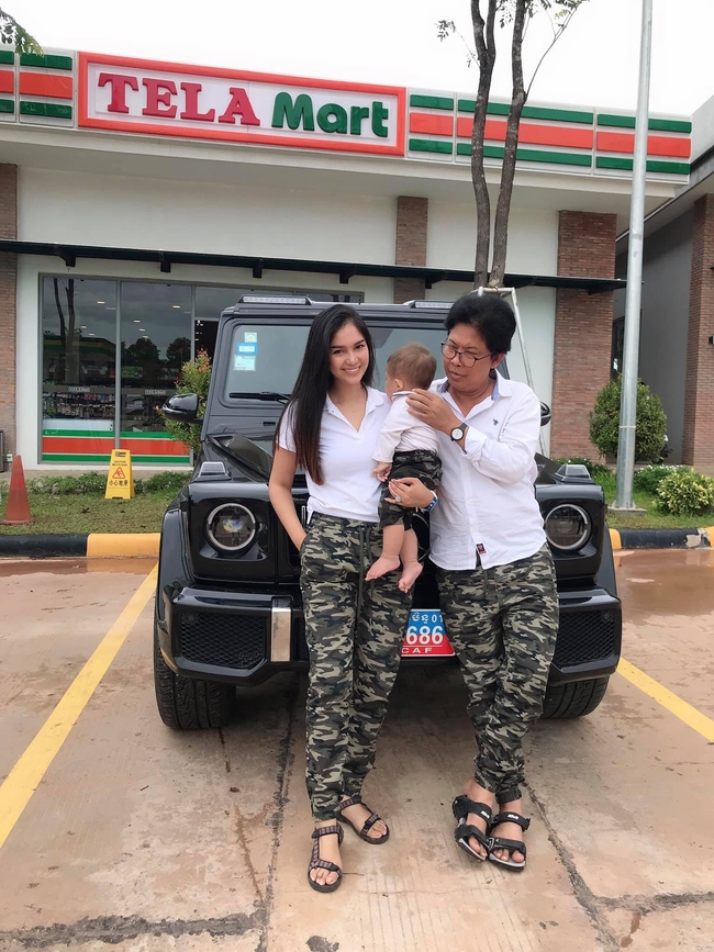 នៅ សូនីតា និងក្រុមគ្រួសារ