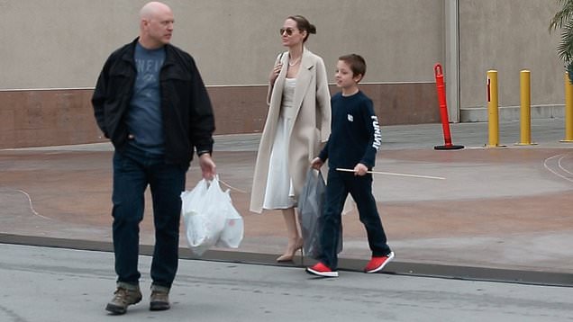 Who made Angelina Jolie's black coat and white tote handbag? – OutfitID